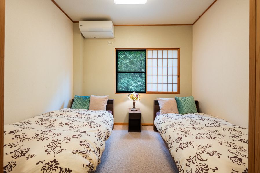 客室「月」のベッドルーム